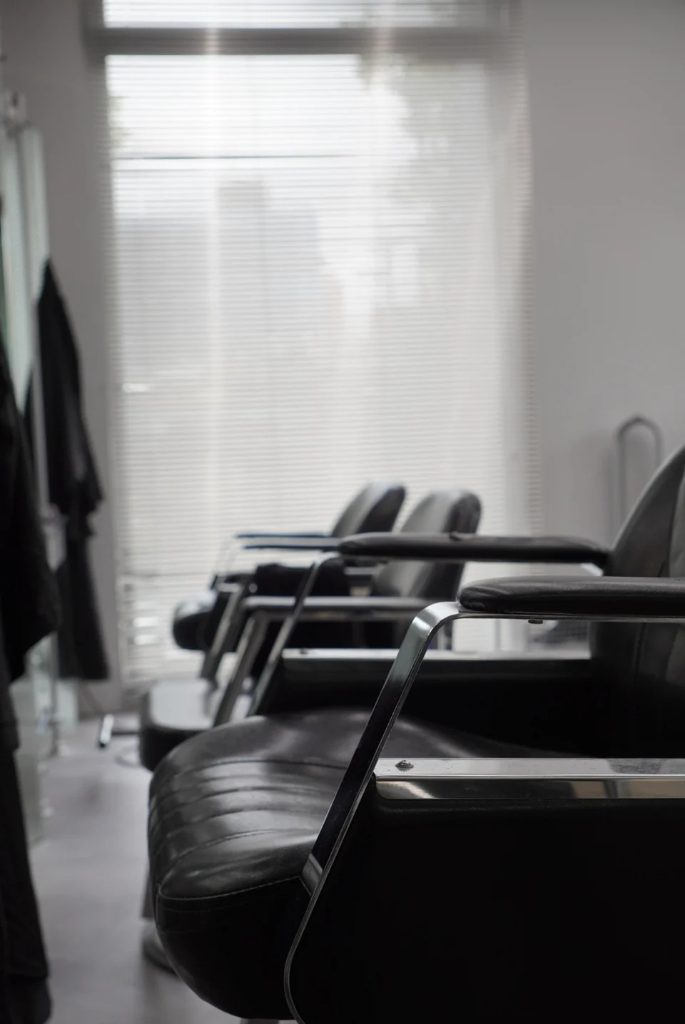 Work chairs, window light and the RHYMEHAIR interior