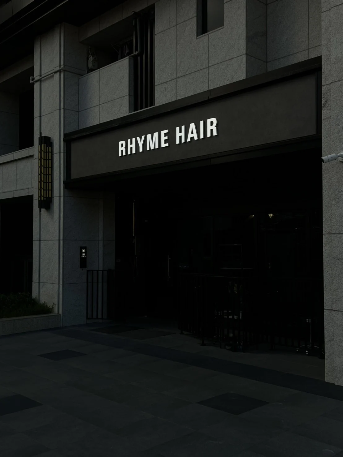 The RHYMEHAIR facade and entrance